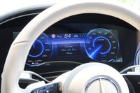 コースティング(慣性走行)は優れた電費のカギとなる。その走行中、写真右のパワーメーターがゼロ表示となっている点に注目。