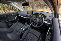 ダッシュボードデザインは、「A1」譲り。シルバーのパネルやカラーリングを用いてスポーティーな印象を構築している。試乗車はオプションのナビゲーションパッケージを装着していた。