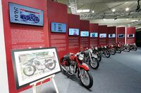 会場に並べられた歴代の「ブリット」。1955年にはマドラス(現チェンナイ)で現地生産も開始され、以来インドを代表するモーターサイクルとして、かの地のバイク文化とともに歩んできた。