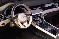 「コンチネンタルGTコンバーチブル」では、ネックウオーマー付き新型シートが採用されるほか、ステアリングホイールやドアやセンター部分のアームレストにもヒーターを装備している。