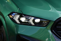 LEDヘッドランプにBMW初採用となる矢印型デイタイムライトが組み込まれた「X6」のマイナーチェンジ版。「Mコンペティション」には、ハイビームアシスタント付きのアダプティブLEDヘッドランプが標準で装備される。