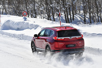 EU郊外コースを行く「CR-Vプロトタイプ」。試乗車のボディーカラーはプレミアムクリスタルレッド・パール。