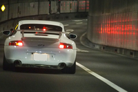 トンネル内で「911 GT3」を発見。追走したいところだが、電費アタックを優先した。このあとわれわれの乗る「タイカン ターボ」は「アルピーヌA110」にもぶち抜かれた。