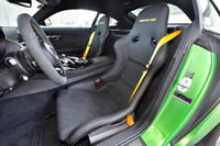 「AMG GT R」に標準装備されるフルバケットタイプの「AMGスポーツバケットシート」。オプションでシートヒーターや電動調整機構付きのシートも用意される。