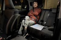 後席は広く快適。リアシートには、荷室からも操作することができる165mmのスライドと背もたれのリクライニング機構が備わっている。