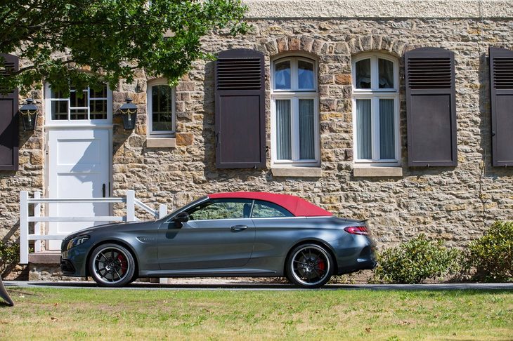 クーペと同じく、大きく張り出したフェンダーが目を引く「C63 Sカブリオレ」。空力性能の違いからか、同車と「C63 Sステーションワゴン」については、最高速がセダン/クーペより10km/h低い280km/hとなっている。