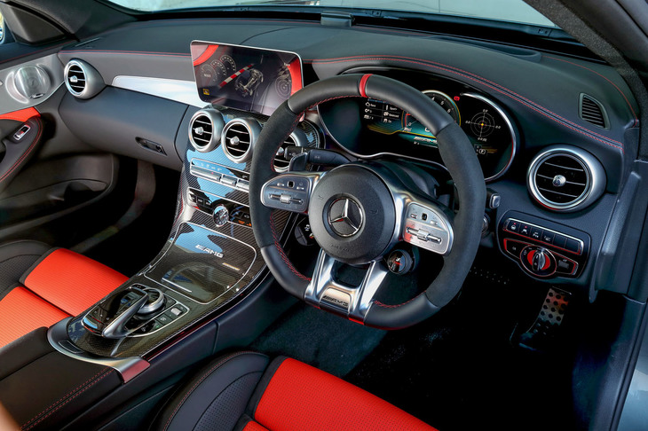 リファインされた「メルセデスAMG C63 S」のインテリア。ステアリングホイールのセンター付近には、ESPやサスペンション、走行モードの調節スイッチが備わっており、ドライバーはリムから手を離すことなく操作できる。