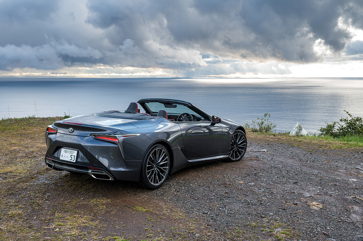 クーペには5リッターV8の「LC500」と3.5リッターハイブリッドの「LC500h」があり、それぞれに3グレードが用意されているが、「コンバーチブル」はLC500の1グレードのみの設定。価格はシリーズトップの1550万円。