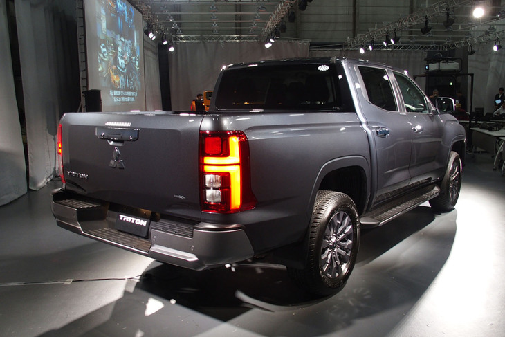 三菱トライトンGLS(リアビュー)