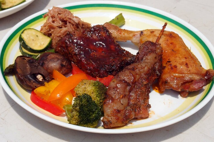 お皿の内容はこのとおり。写真手前の串刺し肉は「ビーフ リブアイ フィンガー」で、反時計回りに「チキン」「ポークリブ」「プルドポーク」、そして焼き野菜。調理担当の田中 翔さんは、「生でおいしい野菜でなければグリルしても満足が得られません」と、素材へのこだわりを強調する。