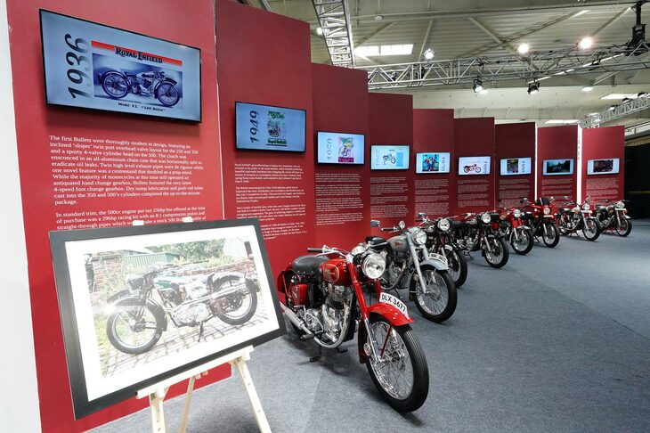 会場に並べられた歴代の「ブリット」。1955年にはマドラス(現チェンナイ)で現地生産も開始され、以来インドを代表するモーターサイクルとして、かの地のバイク文化とともに歩んできた。