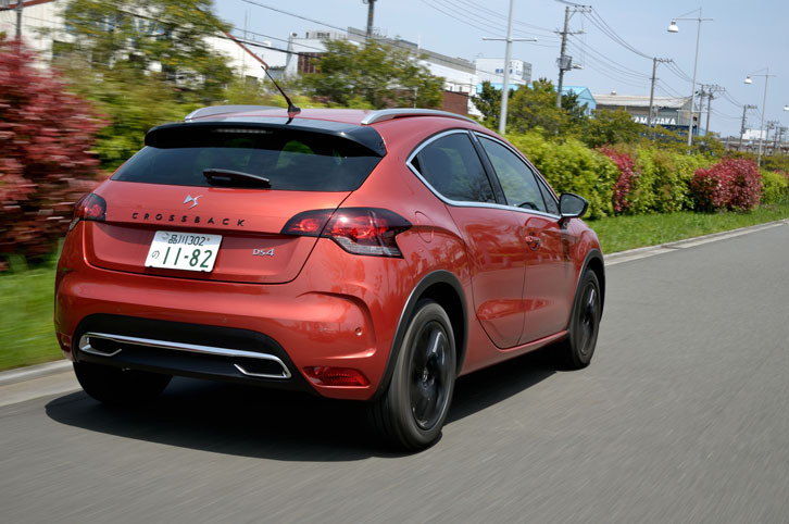 「DS 4クロスバック」には、スタート&ストップ機能が備わる。JC08モードの燃費値は、14.9km/リッター。