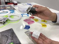 この月面探索車(ミニカー)に走行計画のプログラミングを施して……月面ボードの上を(プログラムをもとに)走らせる。