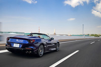 リトラクタブルハードトップを開けると、しなやかな走りが味わえる。いなしが効いたその乗り心地は、エレガンスを売りにする「ローマ」より上質だと感じる場面もあった。