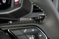 シフトパドル付きのDボトムステアリングホイールは「S lineインテリアパッケージ」に含まれるオプション装備。