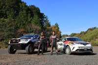 カスタマースポーツを含めモータースポーツに積極的なTRDは、2台のラリーカーを持ち込んだ。ドライバーは塙 郁夫選手(写真向かって左)と新堀忠光選手(同右)という、現役のラリーストが務めた。