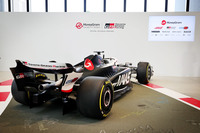 提携発表の会場に展示されたMoneyGram Haas F1 Teamのマシンは従来型だが、来るF1アメリカGPから採用される新たなカラーリングをまとっていた。ブラックとレッド、ホワイトの配色は、TOYOTA GAZOO Racingのイメージカラーに通じるものがある。