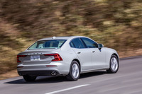 「S60 T4モメンタム」のJC08モード燃費値は、12.8km/リッター。燃料はハイオクガソリンで、タンク容量は55リッターとなっている。エントリーモデルであってもボルボ自慢の最新安全装備は、車間警告機能を唯一除き、上級モデルと同様に標準装備されている。