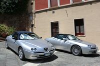 「スパイダー2.0ツインスパーク」(左)と「スパイダー3.0V6」(右)。異なるホイール、紺と黒のキャンバストップが醸し出すムードの違いも一興である。