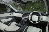 水平基調のデザインが採用されたインテリア。シンプルな造形でエレガントさが追求されている。