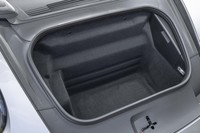 フロントのボンネット下には、深さのあるラゲッジスペースが用意される。容量は128リッター。