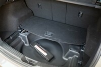 フロアボード下の予備収納スペースには、ぬれたものも気軽に収納できるよう防水加工が施されている。フロアボードはリバーシブルで、裏面は防水仕様。