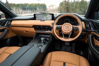 スポーティー感と落ち着きのある上質感を併せ持つ「XDハイブリッド プレミアムスポーツ」のインテリア。シート表皮はナッパレザーと人工スエード素材「レガーヌ」の組み合わせで、内装色はタンとブラックのツートンとなる。
