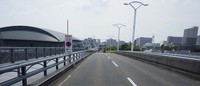 「プローブ情報活用による道路対策」の資料より、愛知県豊田市のとある道路。解説によると、平均速度が速く、ABSの作動が半年で5件以上検出されているポイントであり、ここを現地調査したという。