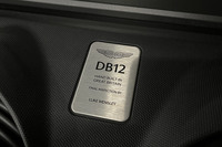 「DB12」のエンジンルームには、車両の最終検査を行った担当者の名前が入り、「HAND BUILD IN GREAT BRITAIN」と記されたプレートが貼られている。