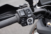 ACCは左のスイッチボックスで操作する。安全性も考慮しており、スロットルを閉じる方向に回す、ブレーキをかける、クラッチレバーを1秒以上握り続けると、システムは解除される。