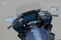 ライダーシートからの眺め。「ロードグライド リミテッド」は新型のウインドスクリーンによって快適性が高められているほか、3Dナビ表示機能を備えた「ハーレーダビッドソン・スカイラインOS」搭載の、12.3インチタッチスクリーンが装備されている。