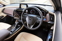 ダッシュボードは大きく高さのあった先代から一転、ドアトリムとの連続性も表現したデザインに改めた。