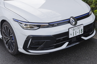 バンパーの端から端まで広がる大きなエアインテークが8.5世代「ゴルフR」の証。スタンダードな「ゴルフ」ともども「VW」エンブレムが自発光するようになった。