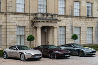 今日におけるラインナップの中軸を担う、3モデルの「DB11」。右から「DB11 AMR」「DB11 V8」「DB11ヴォランテ」。DB11 AMRのデビューに伴い、V12エンジンを搭載した“素”のDB11はラインナップから外れることとなった。