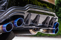 試乗した車両の「リアアンダーディフューザー」はカーボン製の参考品。ボディー下部に4本のフィンが回り込んだ造形で、レーシーな雰囲気を演出する。