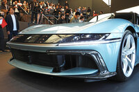 中央部がブラックで塗り分けられた「12チリンドリ」のフロントマスク。こうしたところは、確かに往年の「365GTB/4」を思わせるが……。