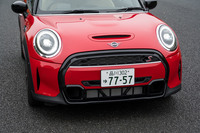 従来型から大幅にデザインが変更されたフロントマスク。ラジエーターグリルをより強調する意匠となったほか、両サイドにエアカーテンのダクトを設けるなど、空力性能の向上が図られている。