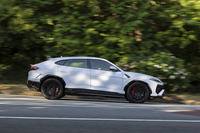 【ランボルギーニ・ウルスSEのスペック】
ボディーサイズ:全長×全幅×全高=5123×2022×1638mm/ホイールベース:3003mm/車重:2610kg/駆動方式:4WD/エンジン:4リッターV8 DOHC 32バルブ ツインターボ/モーター:交流同期電動機/トランスミッション:8段AT/エンジン最高出力:620PS(456kW)/6000rpm/エンジン最大トルク:800N・m(81.6kgf・m)/2250-4500rpm/モーター最高出力:192PS(141kW)/483N・m(49.3kgf・m)/システム最高出力:800PS(588kW)/システム最大トルク:950N・m(96.9kgf・m)/タイヤ:(前)285/40ZR22 110Y XL/(後)325/35ZR22 114Y XL(ピレリPゼロELECT)/ハイブリッド燃料消費率:5.71リッター/100km(約17.5km/リッター、WLTPモード)/価格:3465万円
【取材時の燃費データ】
テスト距離:267.6km(市街地1:高速道路7:山岳路2)/使用燃料:45.3リッター(レギュラーガソリン)/参考燃費:5.9km/リッター(満タン法)/6.0km/リッター(車載燃費計計測値)