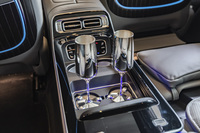 「ファーストクラスパッケージ」を選択すると、クーリングボックスや格納式テーブル、シャンパングラスなどが装備される。