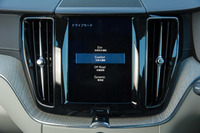 走行モードは、写真の4種類に個別設定モードの「インディビジュアル」を加えた全5種類。ステアリングレスポンスやエンジンおよびトランスミッションのプログラム、ブレーキペダルの重さ、エアサスペンション装着車では車高など、さまざまな制御が切り替わる。