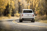 「カリナン」の全幅は2000mmで、全高は1835mm。そのボリューム感たるや、まるで小山のよう。