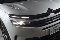 ヘッドランプはLED式。かつてガソリン車やディーゼル車はハロゲンランプが標準装備となっていたが、2021年4月の一部改良で全車でLEDがスタンダードになった。