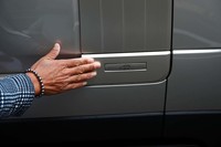 「レンジローバーFifty」のエクステリアは、さまざまな場所に「Fifty」ロゴが配置される。