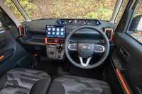 インテリアでは、同じSUVテイストの軽ワゴン「タフト」と同じく、オレンジのアクセントカラーとカムフラージュ柄のシート表皮が特徴だ。