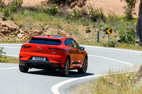 サスペンション形式は、フロントがダブルウイッシュボーン式でリアがインテグラルリンク式。ドライバーズカーとしての、ダイナミックなハンドリング性能が与えられている。