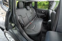 リアシートは4:2:4の3分割可倒式で、中央部の背もたれを倒すと2個のカップホルダーを備えたアームレストとなる。フロントセンターコンソールの背面には、USB Type-Aポートが一口備わる。