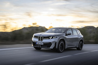 BMWの「ノイエクラッセ」戦略に沿った商品の第1弾である新型「iX3」。日本では2026年に発売予定だ。