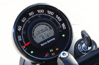 メーターは機械式の速度計にモノクロの液晶ディスプレイの組み合わせ。後者には走行距離計や燃料計、時計、シフトインジケーターなどの機能が備わるものの、なぜかエンジン回転計だけは備わっていない。