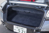 オープンルーフ機構の最適化により、先代モデルとなる「DB9ヴォランテ」よりも容量が20%増しているという(具体的な数値は未公表)。