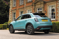 「600ハイブリッド」の上級グレード「ラプリマ」。18インチホイールやグロスブラック仕上げのミラーキャップ、クローム仕上げのサイドウィンドウモールディングなどが標準で装備される。